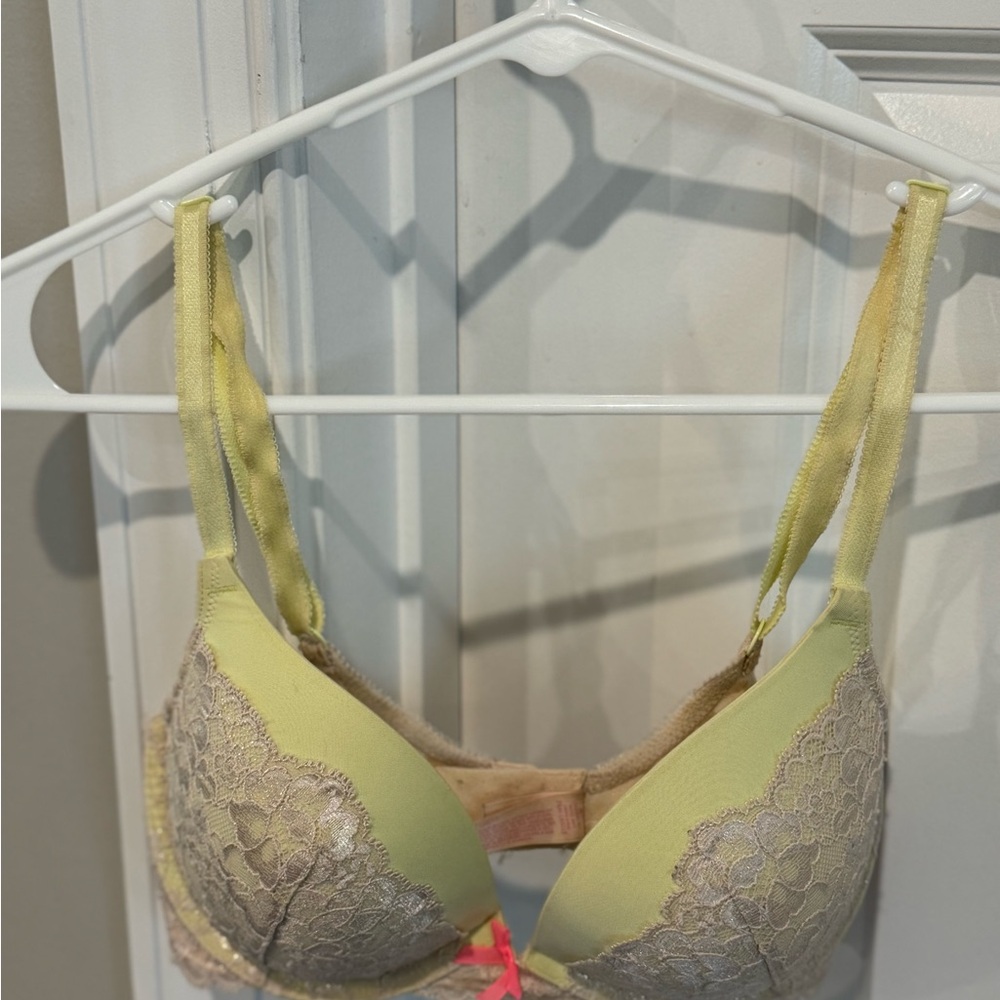 VICTORIA’S SECRET BRAND, Elegant Lace Trimmed Bra in Yellow, Sz (32D) Clothing - Picture 16 of 16